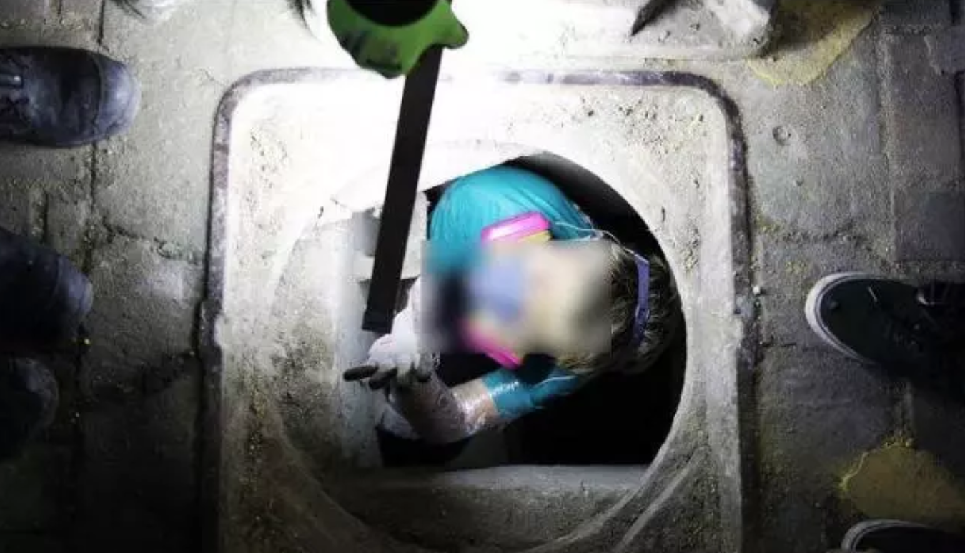 示威者從下水道逃出理大的畫面被媒體報導,引來港警更嚴密的圍捕。 圖:翻攝自環球網 示威者從下水道逃出理大的畫面被媒體報導,引來港警更嚴密的圍捕。 圖:翻攝自環球網