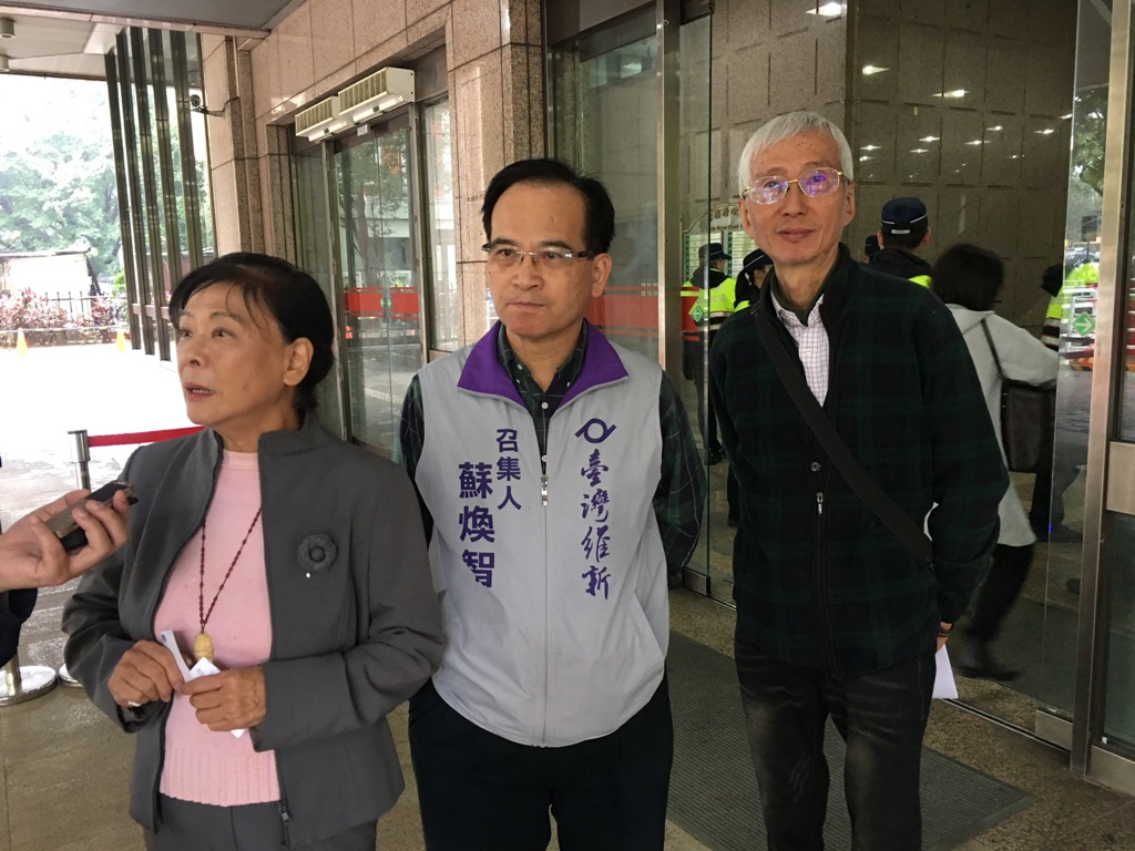 台灣維新今(22)早赴中央選舉委員會登記不分區立委,並對外公布列名第一的台大名譽教授賀德芬等6人不分區立委名單。 圖:台灣維新黨提供 台灣維新今(22)早赴中央選舉委員會登記不分區立委,並對外公布列名第一的台大名譽教授賀德芬等6人不分區立委名單。 圖:台灣維新黨提供