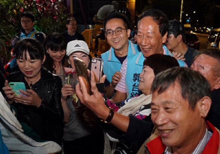 郭台銘22日晚間前往新北市,陪同新北市立委參選人李縉穎到土城零售市場掃街拜票。 圖:李縉穎競選辦公室/提供 郭台銘22日晚間前往新北市,陪同新北市立委參選人李縉穎到土城零售市場掃街拜票。 圖:李縉穎競選辦公室/提供