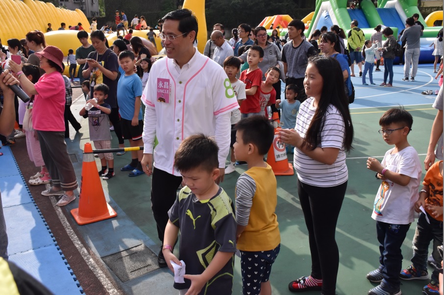 江永昌舉辦全台最大運動氣墊活動「氣墊親子趣,江來有活力」,搶親子選票。 圖:江永昌提供 江永昌舉辦全台最大運動氣墊活動「氣墊親子趣,江來有活力」,搶親子選票。 圖:江永昌提供