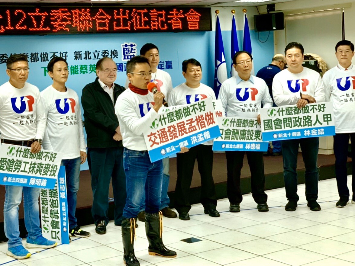 洪孟楷穿雨鞋趕場拚選票,被選民誤以為穿馬靴。 圖:洪孟楷提供 洪孟楷穿雨鞋趕場拚選票,被選民誤以為穿馬靴。 圖:洪孟楷提供
