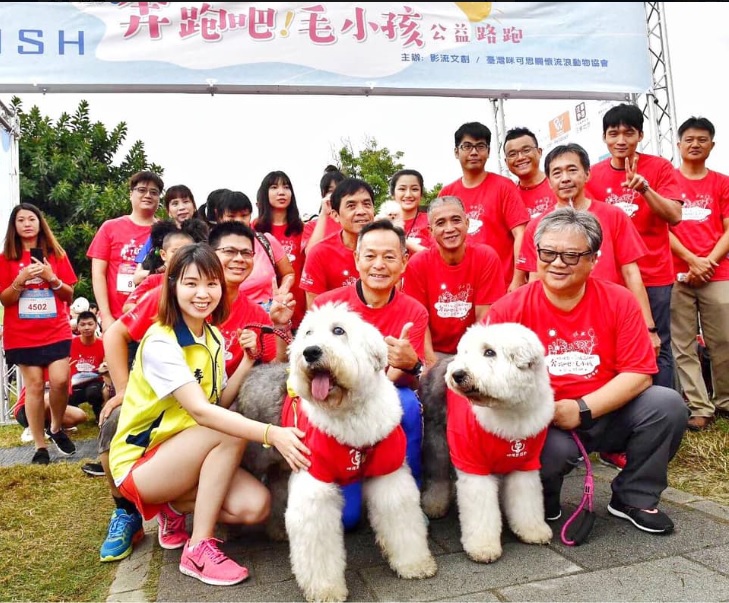 新北市立委第三選區,民眾黨提名民進黨市議員李余典(前左二)之女李旻蔚(前左一)。 圖:翻攝李旻蔚臉書李余典 新北市立委第三選區,民眾黨提名民進黨市議員李余典(前左二)之女李旻蔚(前左一)。 圖:翻攝李旻蔚臉書李余典