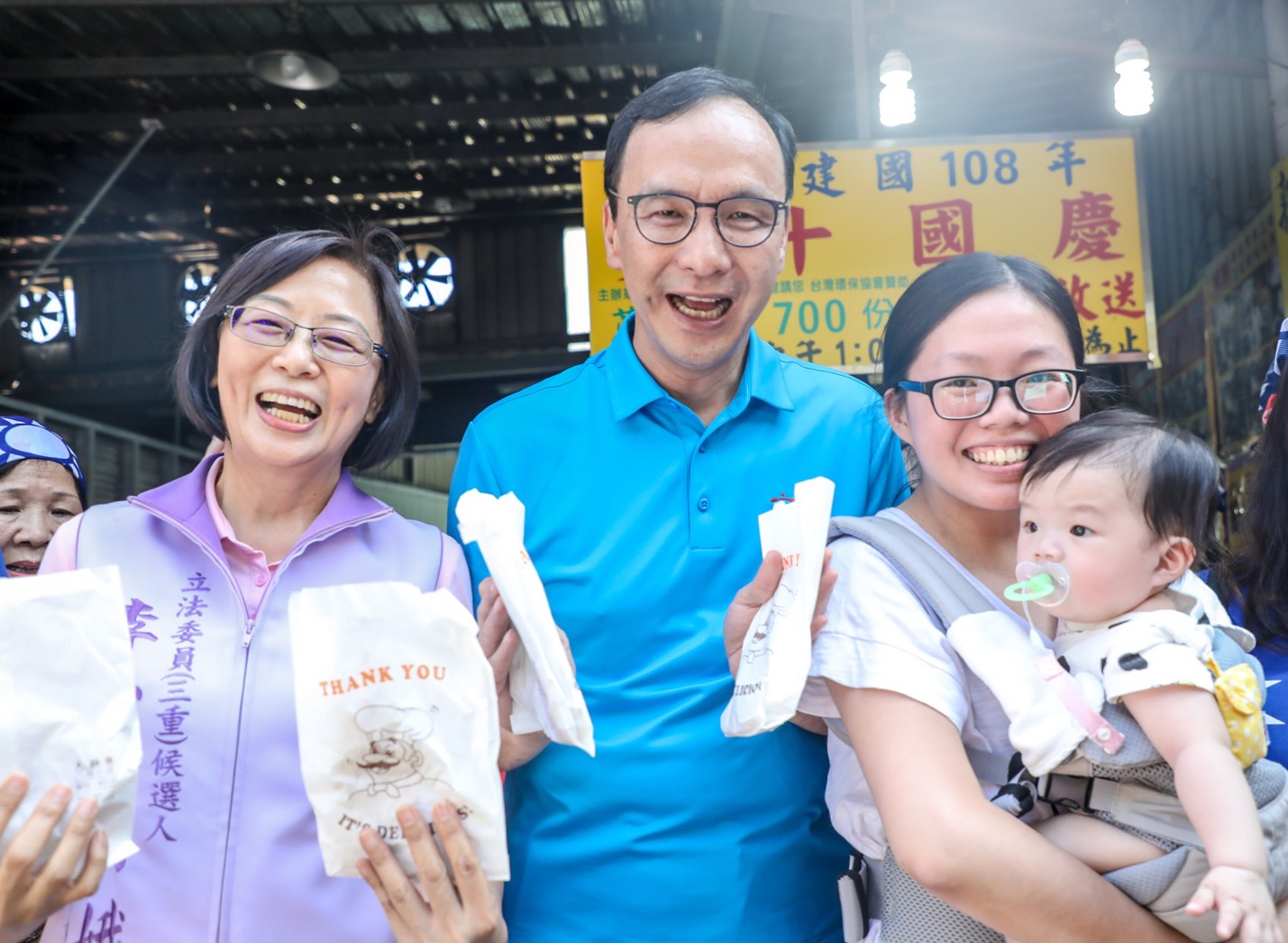 新北市立委第三選區,國民黨未提名,與無黨籍新北市議員李翁月娥(左)合作,前國民黨主席朱立倫日前前往助勢。 圖:朱立倫辦公室提供 新北市立委第三選區,國民黨未提名,與無黨籍新北市議員李翁月娥(左)合作,前國民黨主席朱立倫日前前往助勢。 圖:朱立倫辦公室提供