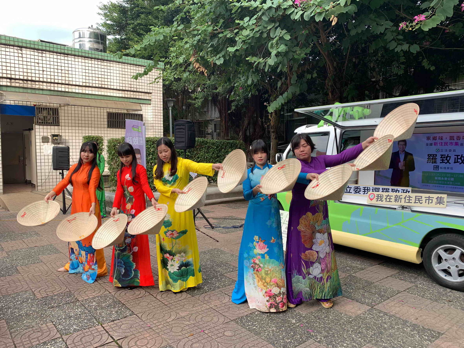 羅致政與民進黨婦女部搶攻新住民選票,在板橋永豐公園舉辦「家鄉味、飄香味-全國新住民市集」活動。 圖:羅致政競總提供 羅致政與民進黨婦女部搶攻新住民選票,在板橋永豐公園舉辦「家鄉味、飄香味-全國新住民市集」活動。 圖:羅致政競總提供