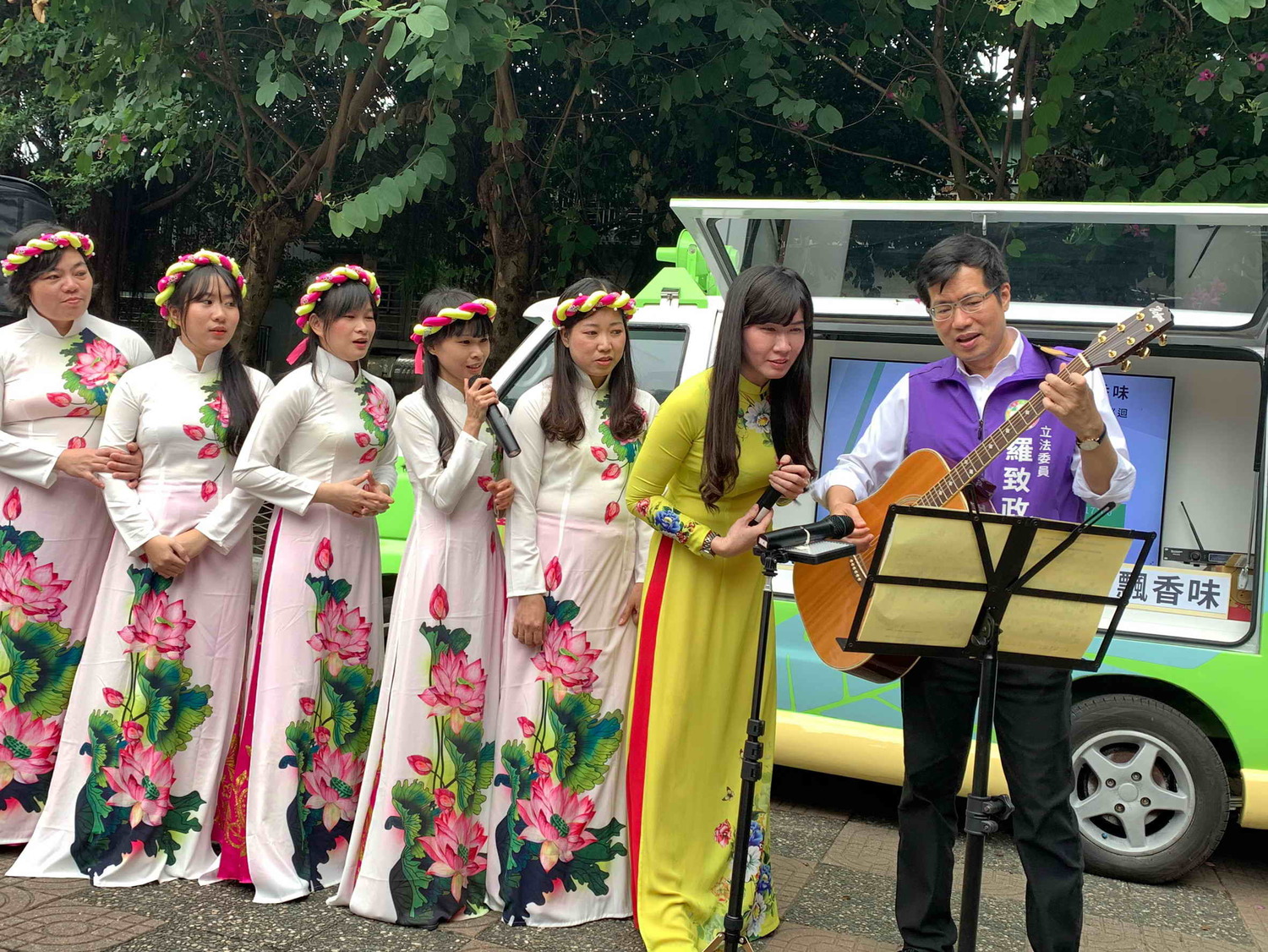 羅致政及新住民一起表演節目。 圖:羅致政競總提供 羅致政及新住民一起表演節目。 圖:羅致政競總提供