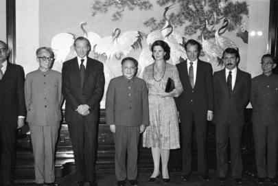 中國已故領導人鄧小平(中)1979年會見來訪的聯合國秘書長瓦德海姆等人,當時表示中國對世界沒有野心。 圖:聯合國圖片/Marvin Bolotsky 中國已故領導人鄧小平(中)1979年會見來訪的聯合國秘書長瓦德海姆等人,當時表示中國對世界沒有野心。 圖:聯合國圖片/Marvin Bolotsky