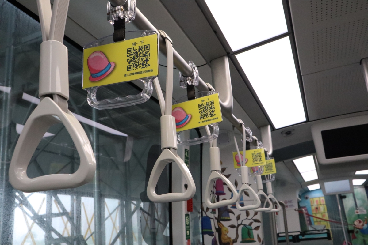 用手機掃列車握把上的QR code就可以進入專屬的導覽網頁。 圖:翻攝自新北捷運公司網站 用手機掃列車握把上的QR code就可以進入專屬的導覽網頁。 圖:翻攝自新北捷運公司網站
