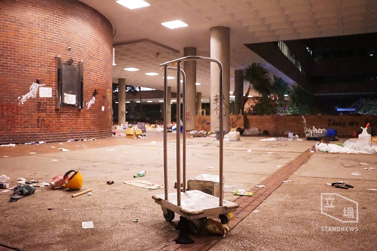 理大校園垃圾遍佈,示威者留下的安全帽、寶特瓶散落一地。 圖:翻攝自立場新聞臉書 理大校園垃圾遍佈,示威者留下的安全帽、寶特瓶散落一地。 圖:翻攝自立場新聞臉書