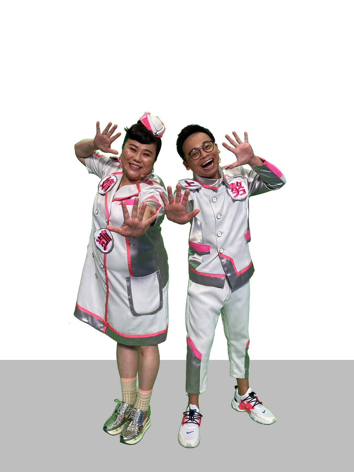 主持人林美秀(左一)、阿松(右一)化身星際艦長,與來賓們一起在浩瀚的台語文化中探索、開發。 圖:公視台語台/提供 主持人林美秀(左一)、阿松(右一)化身星際艦長,與來賓們一起在浩瀚的台語文化中探索、開發。 圖:公視台語台/提供
