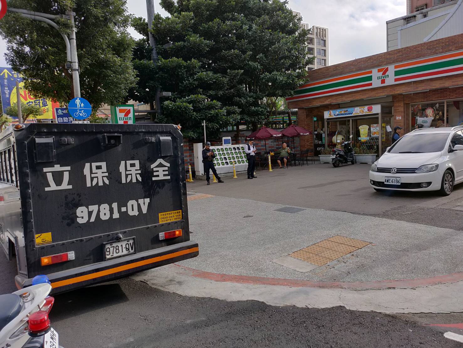 今日下午2時許,龜山區文化一路一處超商前發生運鈔車搶案。 圖:林昀真/翻攝 今日下午2時許,龜山區文化一路一處超商前發生運鈔車搶案。 圖:林昀真/翻攝