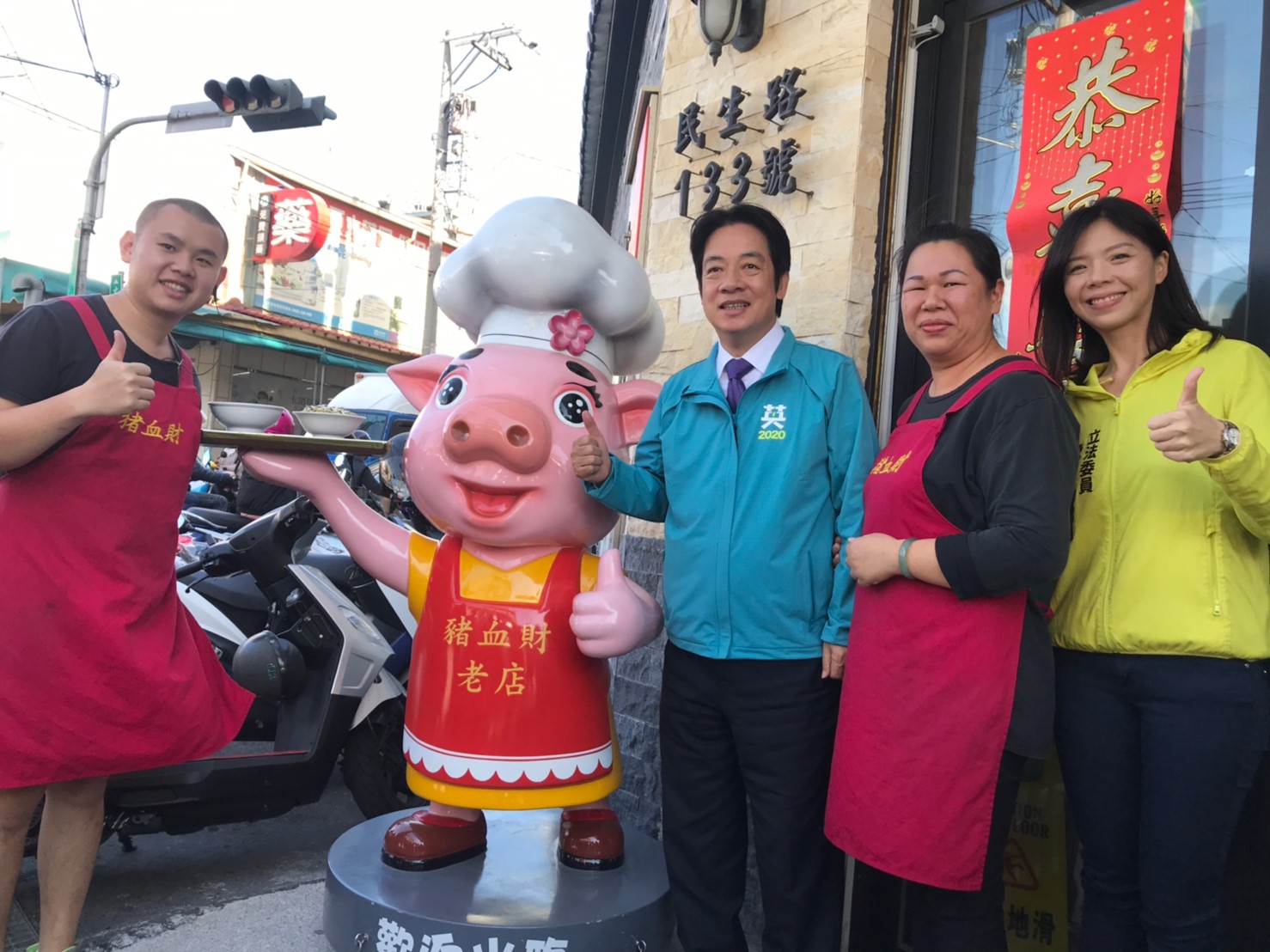 賴清德陪洪慈庸拉票。 圖:蔡英文台中競總/提供 賴清德陪洪慈庸拉票。 圖:蔡英文台中競總/提供