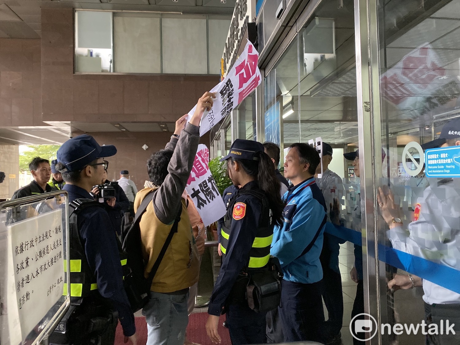 周倪安、潘厚勳一度想衝進北市府抗議,但遭警方阻擋。 圖:周煊惠 /攝 周倪安、潘厚勳一度想衝進北市府抗議,但遭警方阻擋。 圖:周煊惠 /攝