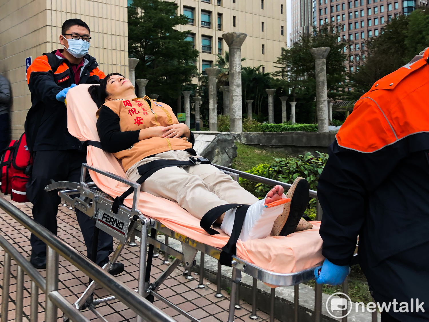 周倪安在推擠中受傷,被送醫救治。 圖:周煊惠 /攝 周倪安在推擠中受傷,被送醫救治。 圖:周煊惠 /攝
