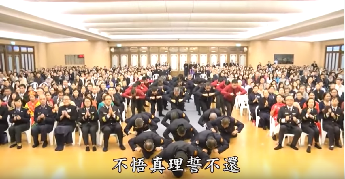 坐在椅上的警消海巡人員配合一起跳舞。 圖:翻攝自慈警經藏演繹 坐在椅上的警消海巡人員配合一起跳舞。 圖:翻攝自慈警經藏演繹