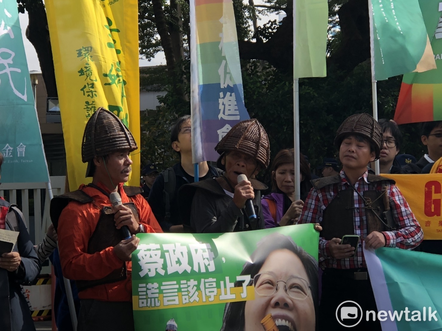 部落耆長、總統府資政林新羽(中)用達悟族語表示,今年以來已有45人無故莫名死亡,從沒用過一度核能發電的達悟族民不能永生永世地被核廢毒物埋葬,甚至遭到滅族之痛。 圖:謝莉慧/攝 部落耆長、總統府資政林新羽(中)用達悟族語表示,今年以來已有45人無故莫名死亡,從沒用過一度核能發電的達悟族民不能永生永世地被核廢毒物埋葬,甚至遭到滅族之痛。 圖:謝莉慧/攝