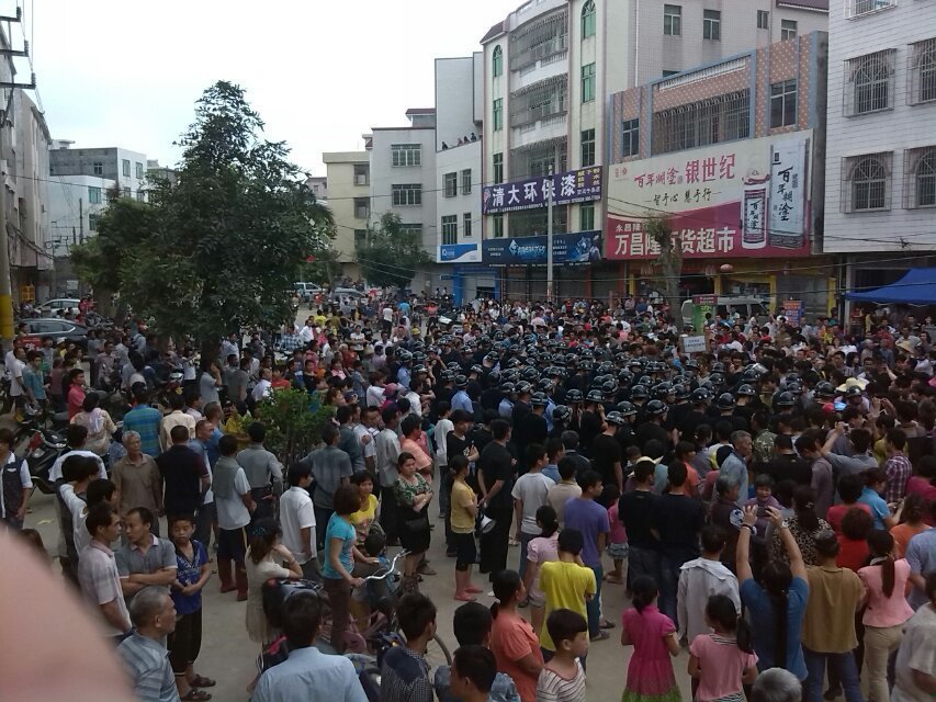 廣東省茂名市化州縣文樓林場修建火葬場,文樓鎮全體人民誓死反抗卻遭遇員警鎮壓。 圖 : 翻攝自微博 廣東省茂名市化州縣文樓林場修建火葬場,文樓鎮全體人民誓死反抗卻遭遇員警鎮壓。 圖 : 翻攝自微博
