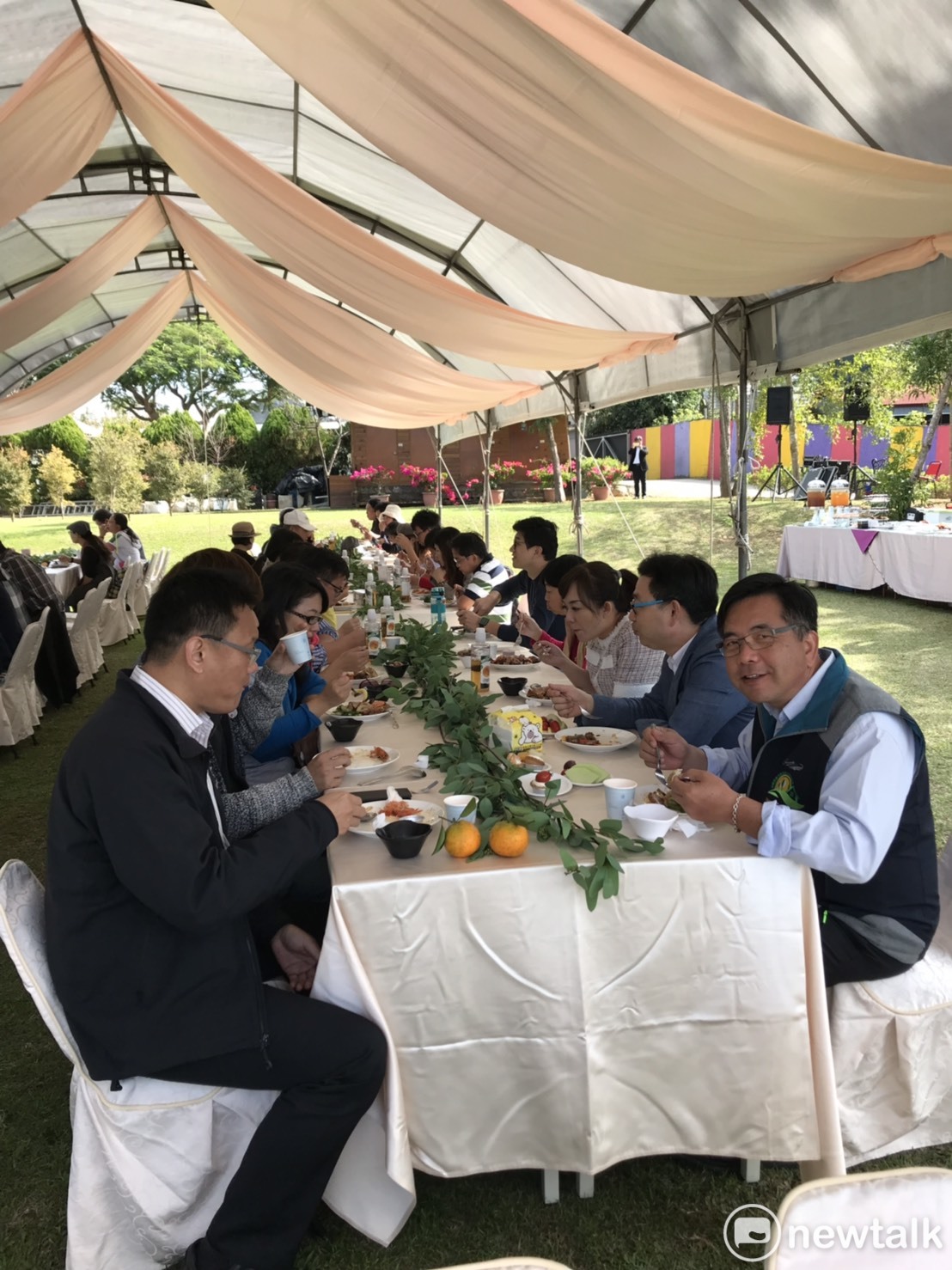 百人食農饗宴」 圖 : 唐復年/攝 百人食農饗宴」 圖 : 唐復年/攝