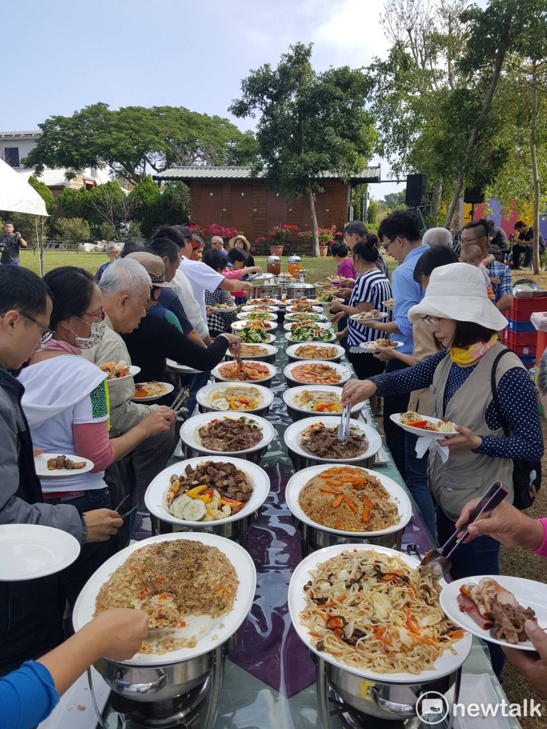 百人食農饗宴」 圖 : 唐復年/攝 百人食農饗宴」 圖 : 唐復年/攝