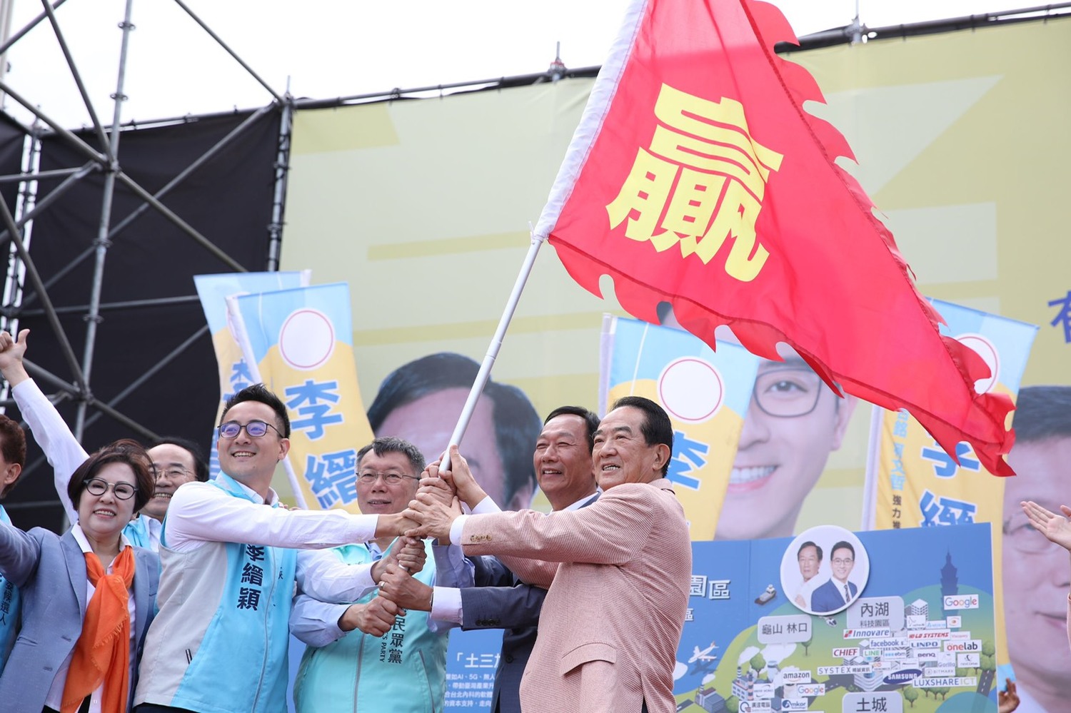 郭台銘在經歷初選風波後,轉往第三勢力,與民眾黨主席柯文哲、親民黨主席宋楚瑜關係親近,意外成為話題。 圖:親民黨/提供 郭台銘在經歷初選風波後,轉往第三勢力,與民眾黨主席柯文哲、親民黨主席宋楚瑜關係親近,意外成為話題。 圖:親民黨/提供