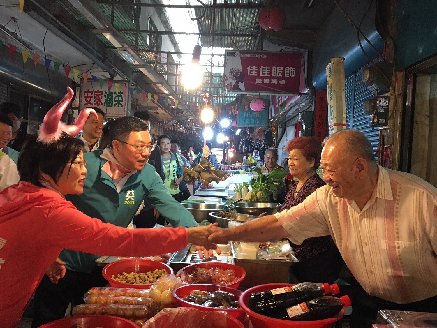卓榮泰和劉世芳於楠梓市場與攤販握手 圖:民進黨提供 卓榮泰和劉世芳於楠梓市場與攤販握手 圖:民進黨提供