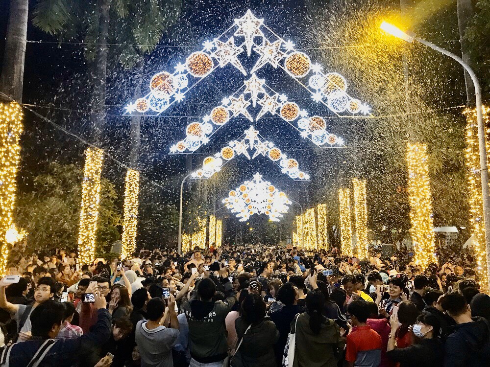 金黃色的奇幻色調讓公園變身魔幻世界,還出動造雪機將南國打造成雪國。圖:屏東縣政府/提供 金黃色的奇幻色調讓公園變身魔幻世界,還出動造雪機將南國打造成雪國。圖:屏東縣政府/提供