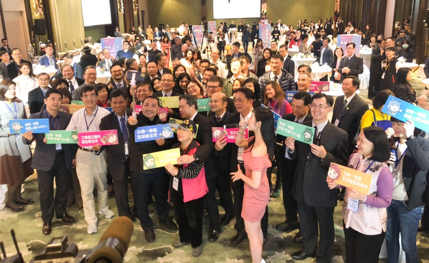 新北市長侯友宜與招商一條龍服務的企業夥伴們自拍合影,慶祝新北投資目標1000億提前達成。 圖:新北市經發局/提供 新北市長侯友宜與招商一條龍服務的企業夥伴們自拍合影,慶祝新北投資目標1000億提前達成。 圖:新北市經發局/提供