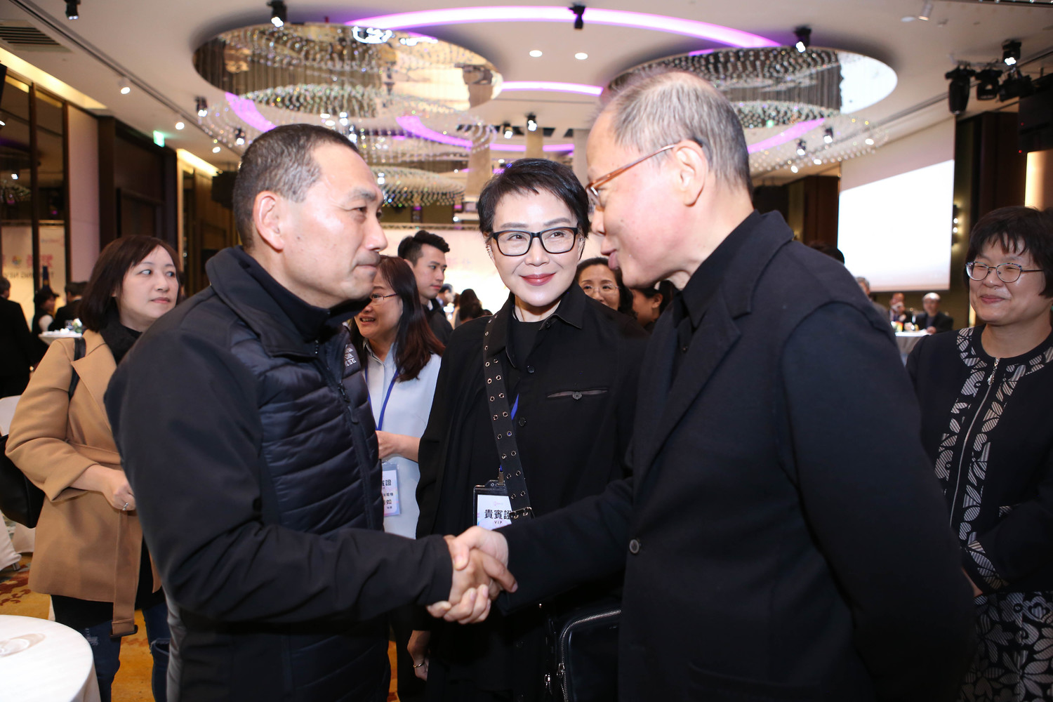 新北市長侯友宜在Thriving_New_Taipei-2019感恩酒會中與企業互動,感謝企業投資新北。 圖:新北市經發局/提供 新北市長侯友宜在Thriving_New_Taipei-2019感恩酒會中與企業互動,感謝企業投資新北。 圖:新北市經發局/提供