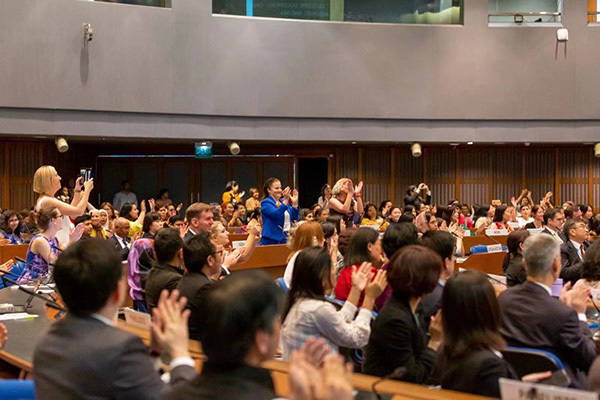 聯合國亞太婦女權益審議會議以37:1的投票結果通過「北京宣言25週年-促進性別平等和婦女賦權亞太部長級宣言」,與會者起立鼓掌。 圖 : 翻攝自搜狐 聯合國亞太婦女權益審議會議以37:1的投票結果通過「北京宣言25週年-促進性別平等和婦女賦權亞太部長級宣言」,與會者起立鼓掌。 圖 : 翻攝自搜狐