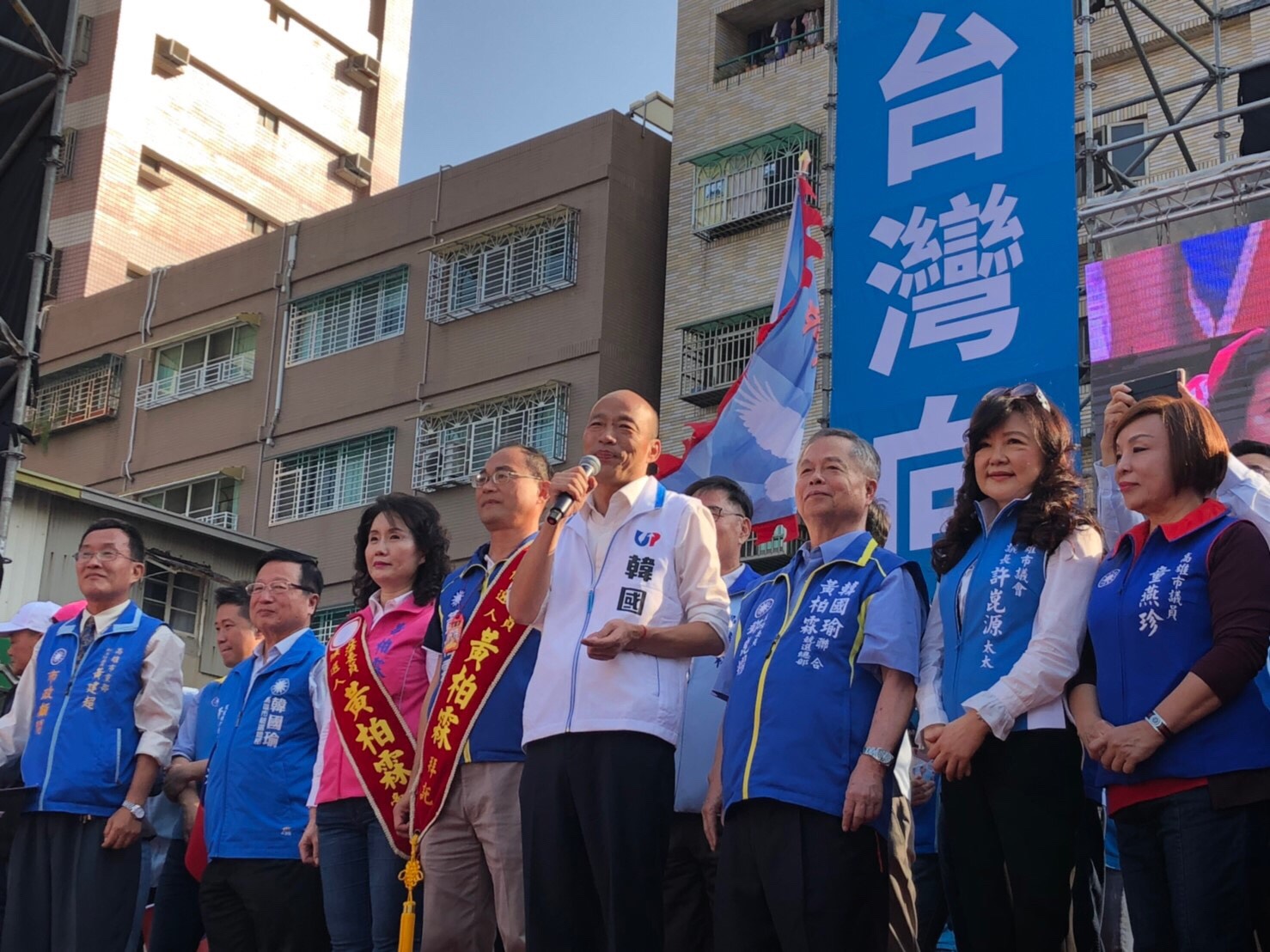 韓國瑜(中)為黃柏霖站台。 圖:韓國瑜競辦/提供 韓國瑜(中)為黃柏霖站台。 圖:韓國瑜競辦/提供