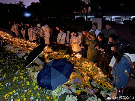 高以翔的粉絲昨日晚間至今日凌晨在杭州殯儀館外守夜,陪伴高以翔「最後的一晚」。 圖:翻攝自微博 高以翔的粉絲昨日晚間至今日凌晨在杭州殯儀館外守夜,陪伴高以翔「最後的一晚」。 圖:翻攝自微博