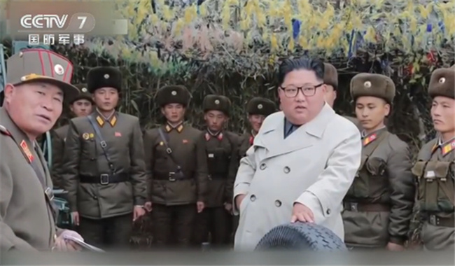 金正恩金在昌麟島與北韓火砲部隊合影。 圖 : 翻攝自CCTV 金正恩金在昌麟島與北韓火砲部隊合影。 圖 : 翻攝自CCTV