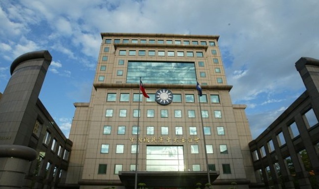 2000年時,隔著景福門與總統府遙望的國民黨中央黨部前爆發激烈的抗爭。現已轉售為張榮發基金會。/圖:翻攝網路 2000年時,隔著景福門與總統府遙望的國民黨中央黨部前爆發激烈的抗爭。現已轉售為張榮發基金會。/圖:翻攝網路