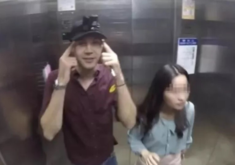 尼克在YouTube上傳了一系列偷拍女性的影片,引起外界爭議。 圖:翻攝自微博 尼克在YouTube上傳了一系列偷拍女性的影片,引起外界爭議。 圖:翻攝自微博