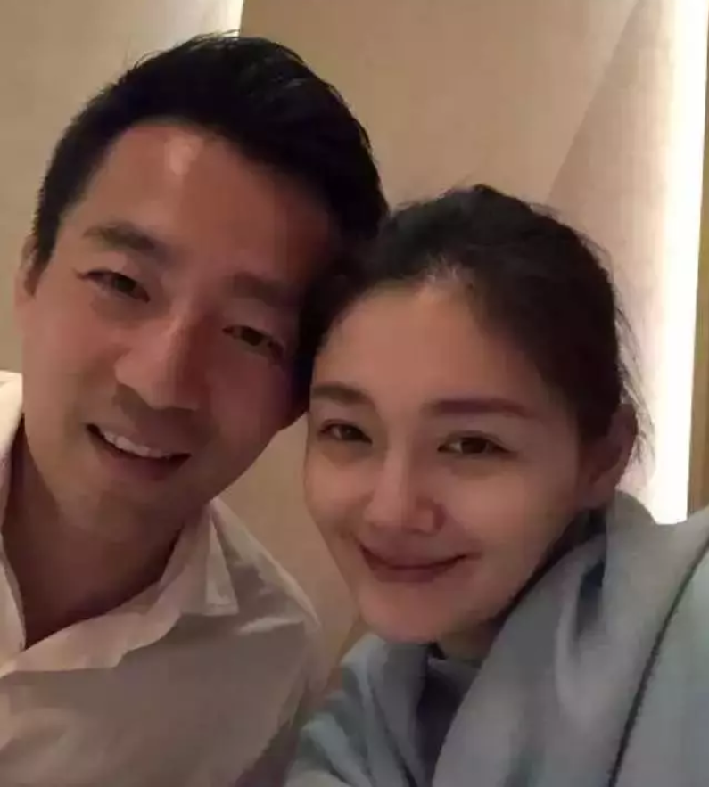 汪小菲(左一)交過幾位女明星,最後選擇和大S(右一)步入婚姻。 圖:翻攝自微信 汪小菲(左一)交過幾位女明星,最後選擇和大S(右一)步入婚姻。 圖:翻攝自微信