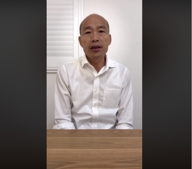 對於北檢「認證」卡神楊蕙如涉及組織網軍一事。國民黨總統參選人韓國瑜從2日開始在臉書連發4篇文字「追擊」此事,今天(3日)最新一篇,韓國瑜親自上陣錄下一段近4分鐘談話,抨擊「蔡英文總統不能裝聾作啞」、「台灣人有權知道誰付錢給網路加害者」、「請台灣同胞聆聽民進黨怎麼解釋這起案件」。 圖:翻攝韓國瑜臉書 對於北檢「認證」卡神楊蕙如涉及組織網軍一事。國民黨總統參選人韓國瑜從2日開始在臉書連發4篇文字「追擊」此事,今天(3日)最新一篇,韓國瑜親自上陣錄下一段近4分鐘談話,抨擊「蔡英文總統不能裝聾作啞」、「台灣人有權知道誰付錢給網路加害者」、「請台灣同胞聆聽民進黨怎麼解釋這起案件」。 圖:翻攝韓國瑜臉書