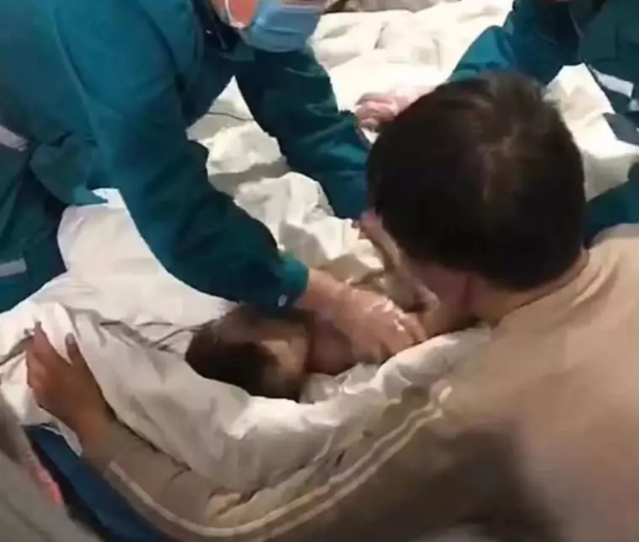 王泯燃最終成功救出女童,經醫護人員初步檢查後,表示身體並無大礙。 圖:翻攝自微信 王泯燃最終成功救出女童,經醫護人員初步檢查後,表示身體並無大礙。 圖:翻攝自微信