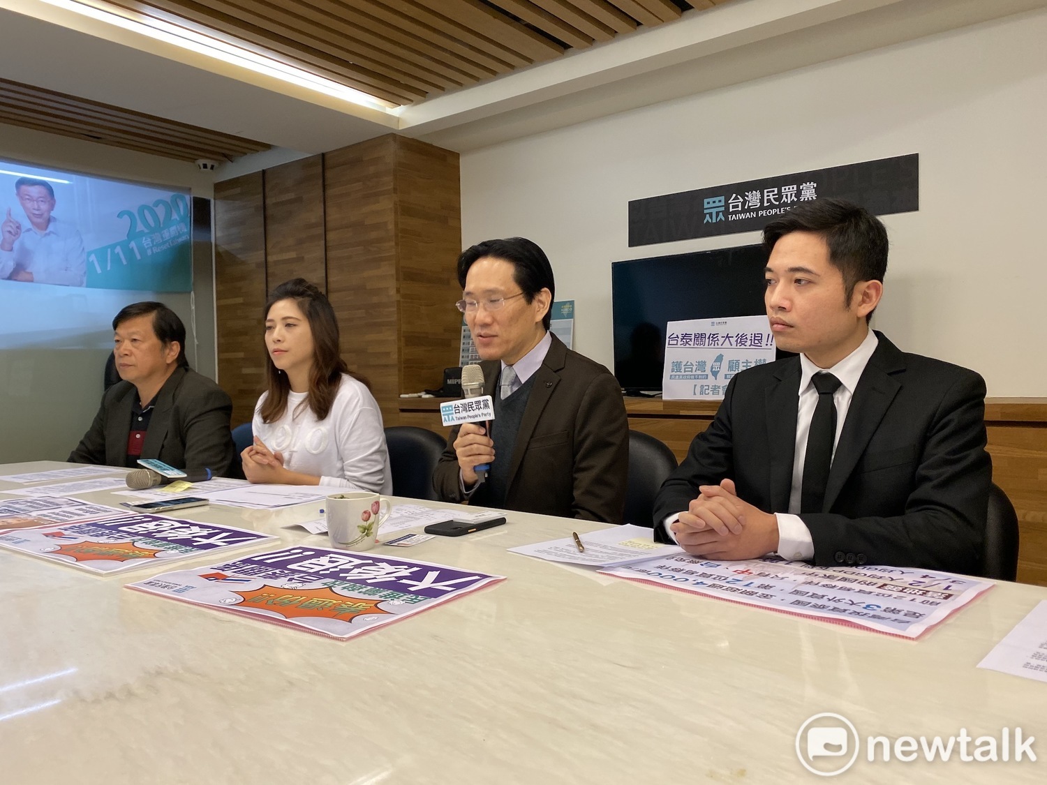 左起為台北市旅行商業同業公會簽證委員會主委蕭勤建、民眾黨不分區立委參選人陳思宇、張其祿、李家齊。 圖:周煊惠 /攝 左起為台北市旅行商業同業公會簽證委員會主委蕭勤建、民眾黨不分區立委參選人陳思宇、張其祿、李家齊。 圖:周煊惠 /攝