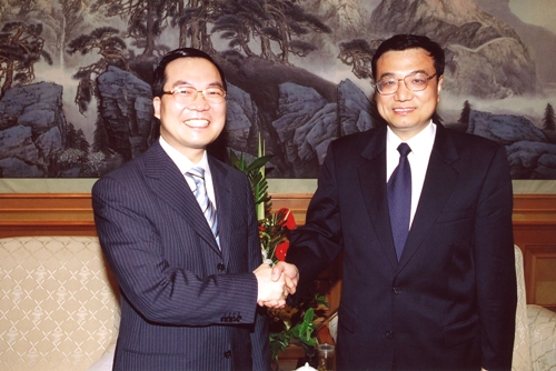 2011年7月,許智明(左)訪問遼寧省,時任省委書記李克強(右)親自接待。 圖:翻攝新浪網 2011年7月,許智明(左)訪問遼寧省,時任省委書記李克強(右)親自接待。 圖:翻攝新浪網