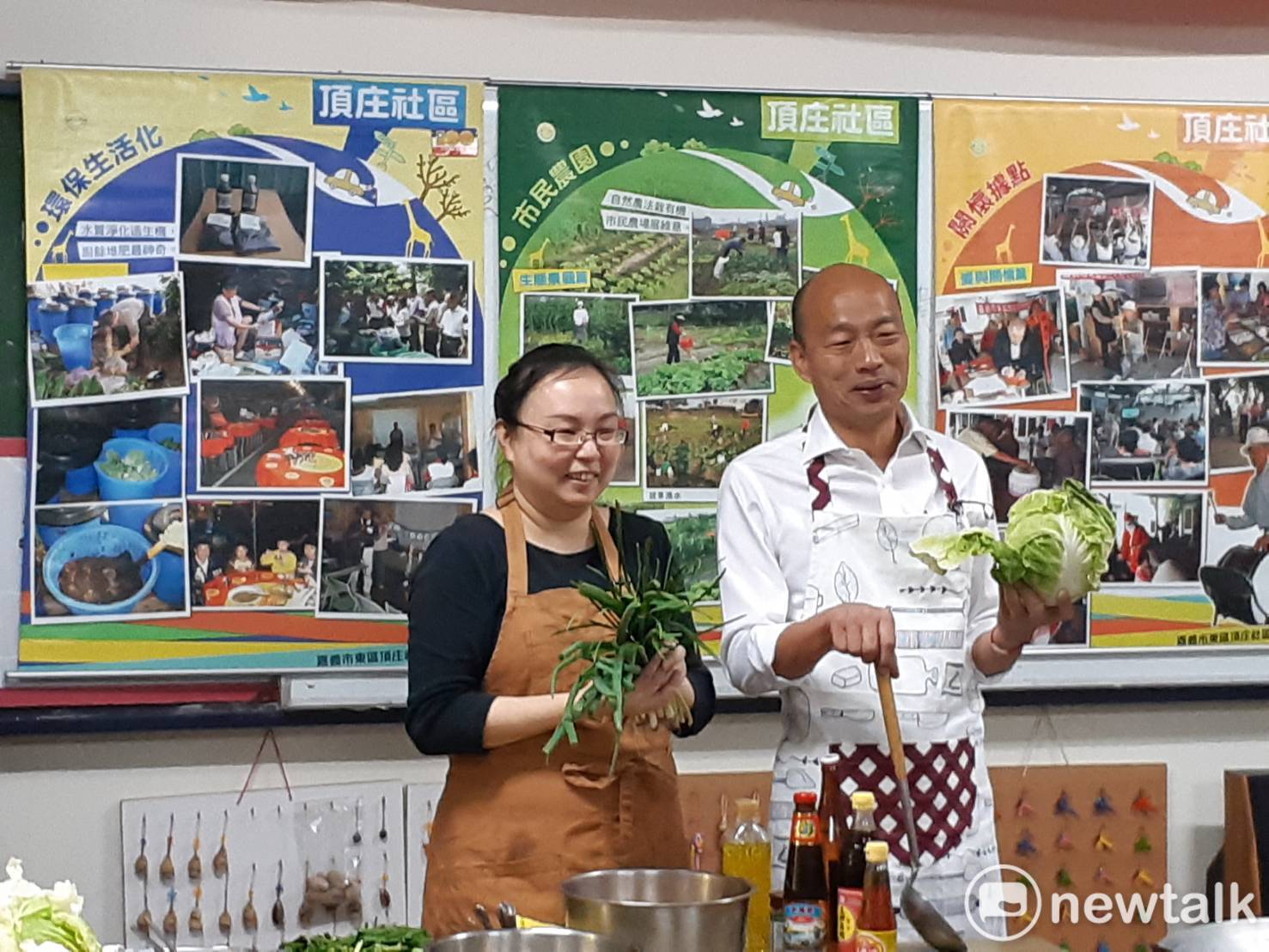 韓國瑜今天在嘉義市頂庄社區當起廚師。 圖:蔡坤龍/攝 韓國瑜今天在嘉義市頂庄社區當起廚師。 圖:蔡坤龍/攝