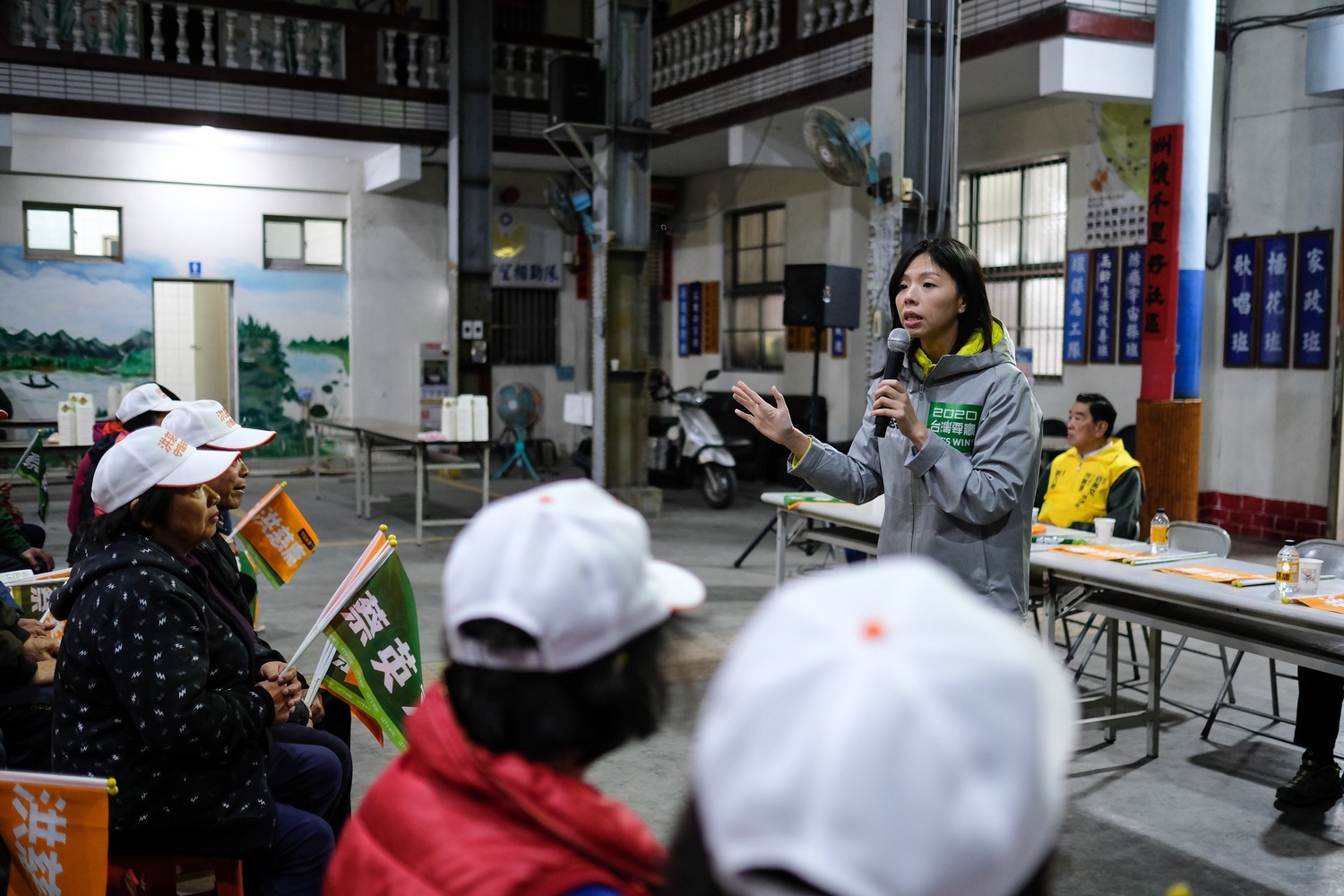 洪慈庸呼籲台灣人站出來,挺小英、護台灣;挺慈庸、護台中。 圖:洪慈庸立委辦公室/提供 洪慈庸呼籲台灣人站出來,挺小英、護台灣;挺慈庸、護台中。 圖:洪慈庸立委辦公室/提供