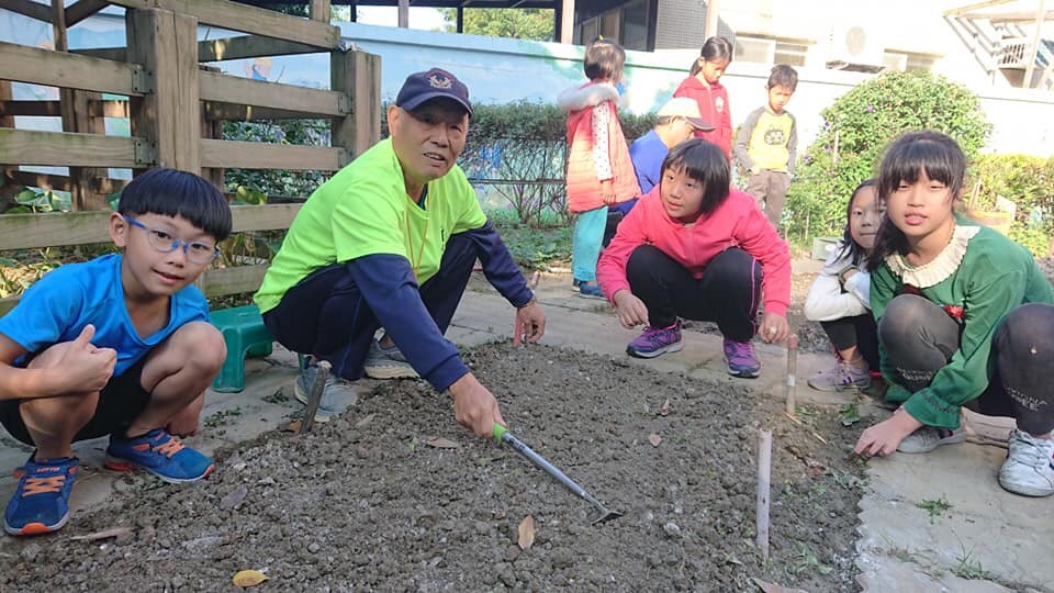 新泰國小學生們由樂齡志工指導,一起種植農作物。 圖:新北市教育局/提供 新泰國小學生們由樂齡志工指導,一起種植農作物。 圖:新北市教育局/提供