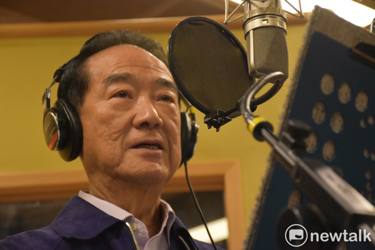 宋楚瑜到專業錄音室錄製支持者創做的競選歌曲。 圖:林昀真/攝 宋楚瑜到專業錄音室錄製支持者創做的競選歌曲。 圖:林昀真/攝