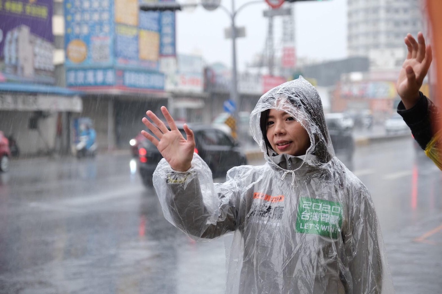 今日低溫降雨,洪慈庸仍未取消原訂行程在大雅區永和與中清路口向鄉親朋友打招呼 圖/洪慈庸辦公室提供 今日低溫降雨,洪慈庸仍未取消原訂行程在大雅區永和與中清路口向鄉親朋友打招呼 圖/洪慈庸辦公室提供