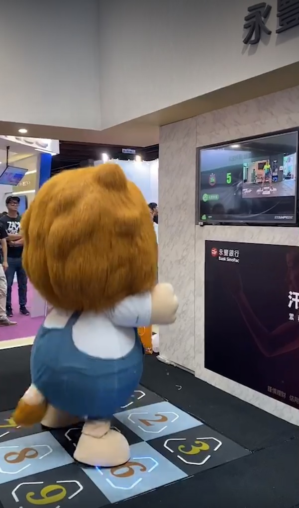 永豐在部分分行試推出運動地墊,讓民眾來銀行辦理業務時,可以體驗「汗水換紅利」還能兼顧健康的樂趣。 圖:郜敏/攝 永豐在部分分行試推出運動地墊,讓民眾來銀行辦理業務時,可以體驗「汗水換紅利」還能兼顧健康的樂趣。 圖:郜敏/攝