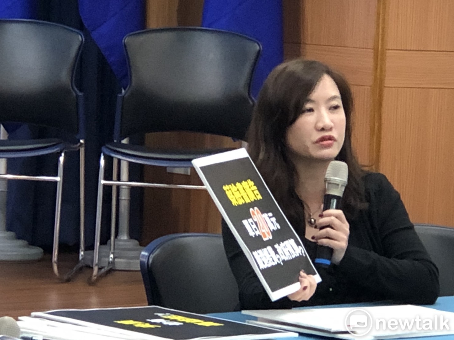 甫宣布辭職的前高雄市新聞局長、轉任韓國瑜競選辦公室總發言人王淺秋。 圖:謝莉慧/攝 甫宣布辭職的前高雄市新聞局長、轉任韓國瑜競選辦公室總發言人王淺秋。 圖:謝莉慧/攝