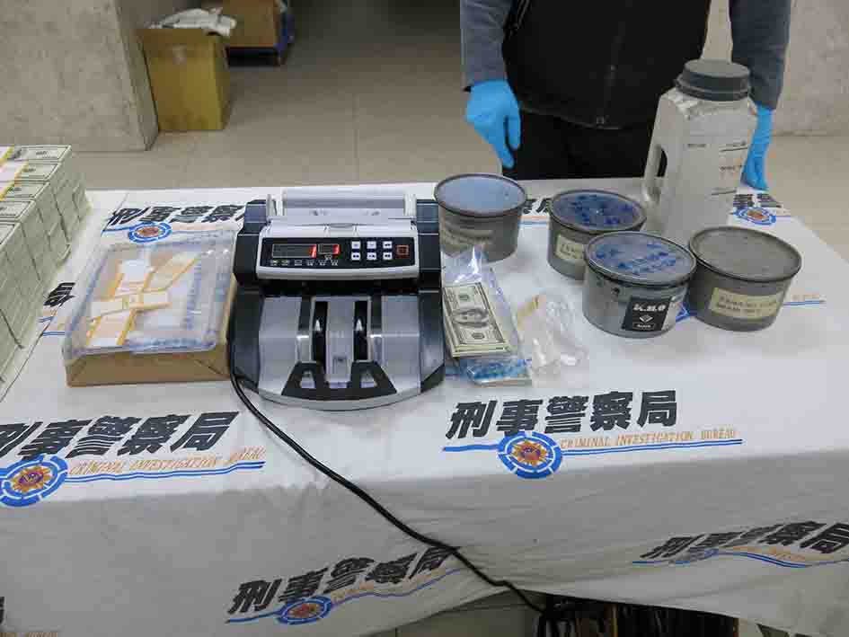 刑事局6日查獲印製百元假美鈔油墨原料。 圖:翻攝自刑事局網站 刑事局6日查獲印製百元假美鈔油墨原料。 圖:翻攝自刑事局網站