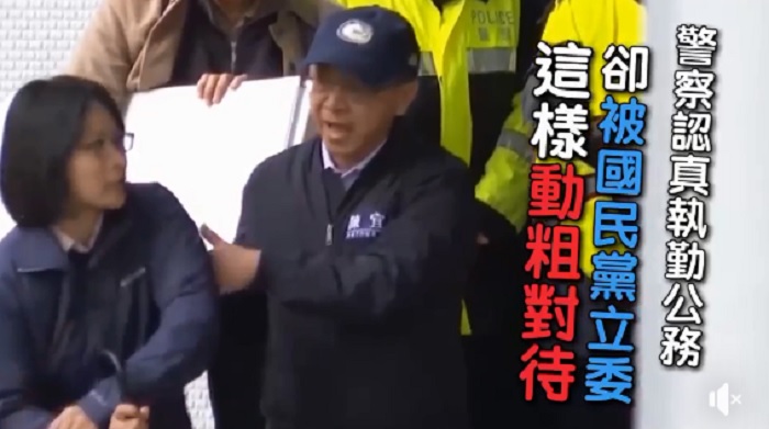 國民黨立委陳宜民質疑執勤陳姓便衣女警身分,涉強推及拍打女警帽子影片曝光。 圖:翻攝康裕成臉書影片 國民黨立委陳宜民質疑執勤陳姓便衣女警身分,涉強推及拍打女警帽子影片曝光。 圖:翻攝康裕成臉書影片