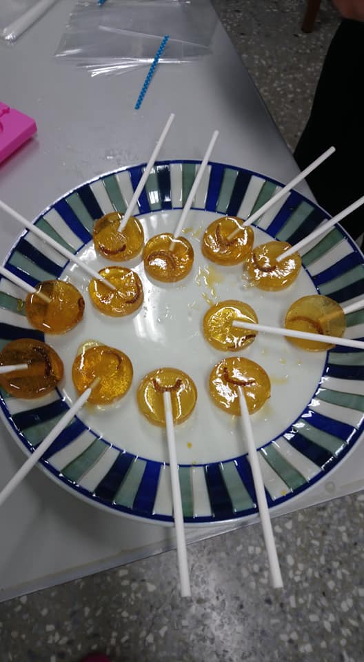 國一生物培訓社攤位販售用真正麵包蟲製作的「蟲蟲棒棒糖」,挑戰學生膽識。 圖:竹林中學提供 國一生物培訓社攤位販售用真正麵包蟲製作的「蟲蟲棒棒糖」,挑戰學生膽識。 圖:竹林中學提供
