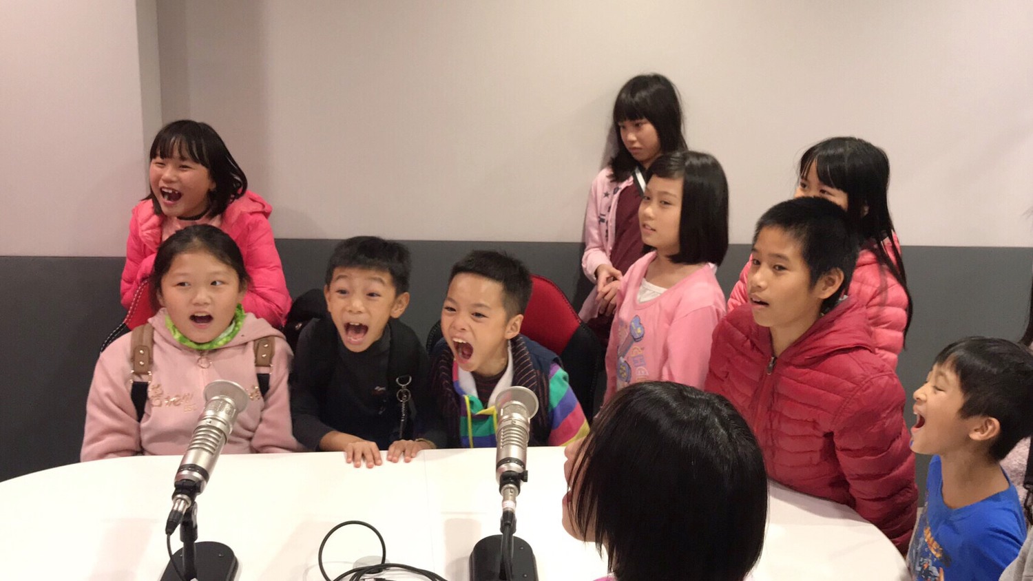 小朋友化身實習生協助錄製音效,體驗錄音樂趣。 圖:正聲台中台/提供 小朋友化身實習生協助錄製音效,體驗錄音樂趣。 圖:正聲台中台/提供