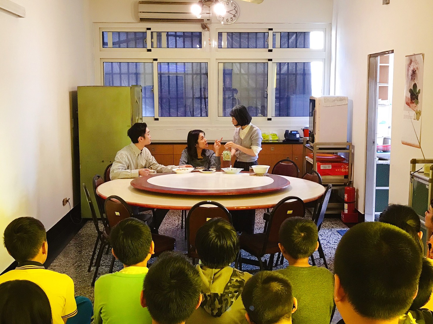 電台餐廳成為場景之一,小朋友近距離沈浸欣賞劇情發展。 圖:正聲台中台/提供 電台餐廳成為場景之一,小朋友近距離沈浸欣賞劇情發展。 圖:正聲台中台/提供